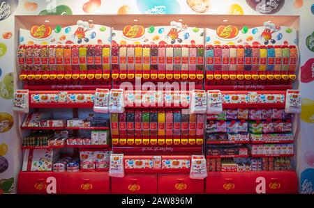 Cologne, février 2020: Station de sélection et de mélange de haricots Jelly colorés au salon ISM Banque D'Images