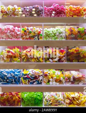 De nombreuses friandises colorées sont exposées pour le choix et le mélange dans une boutique de bonbons Banque D'Images