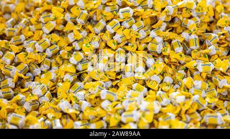 Cologne, février 2020: De nombreux bonbons traditionnels de la suisse Ricola toussent des gouttes au salon ISM Banque D'Images