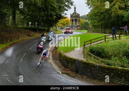 Cycliste britannique junior masculin de course sur route, vélo d'équitation, compétition en course à vélo, équipe de caméras tv suivant - Championnat du monde UCI, Bolton Abbey, Royaume-Uni Banque D'Images