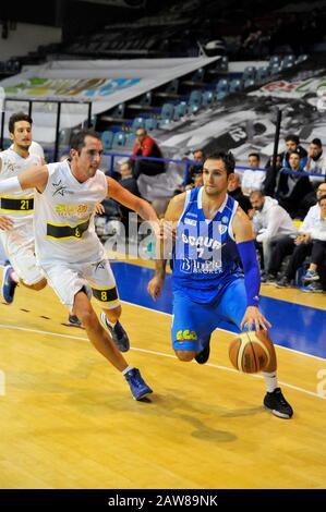 Joueurs en action lors du match de la Ligue nationale italienne de basket-ball entre Viterbo et basket Scauri, score final 72 - 82, 22 novembre 2015. Saison régulière Banque D'Images