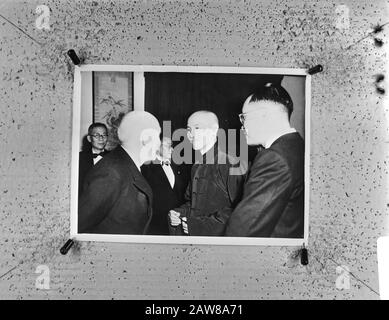 Le président Chiang Kai-shek reçoit le Parlement britannique, Chiang Kai-shek (centre) et Lord Ammon (gauche) Date: Non daté lieu: Chine mots clés: Revenu, présidents Nom De La Personne: Ammon, Kai-shek Banque D'Images