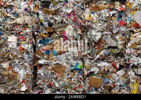 Balles de déchets domestiques dans une usine de recyclage Banque D'Images