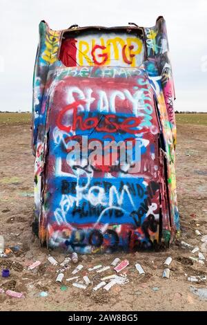 Cadillac Ranch, une installation artistique de dix Cadillac emblématiques avec hayons, peints en spray par les visiteurs tous les jours, le long de la route 66 et de l'Interstate 40 près d'Amar Banque D'Images