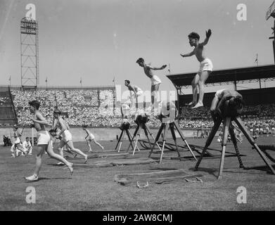 Journée olympique du stade olympique Olympich à Amsterdam. 800 Mètres En 1.50.7 Date : 30 Juin 1957 Lieu : Amsterdam, Noord-Holland Nom De L'Établissement : Stade Olympique, Journée Olympique Banque D'Images