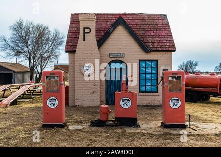 Une station de service Phillips 66 de 1929 restaurée, l'une des premières en Amérique, à McLean, Texas, États-Unis [pas de libération de propriété; disponible pour licence éditoriale Banque D'Images