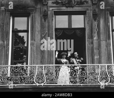 Jour du budget 1957 la Reine Juliana et le Prince Bernhard se vengeant sur le balcon du Palais Lange Voorhout Date : 17 septembre 1957 lieu : la Haye, Hollande-Méridionale mots clés : Reine, PRINCE, balcon Nom De La Personne Bernhard, prince, Juliana, Queen Nom de l'établissement : Staten Generaal Banque D'Images