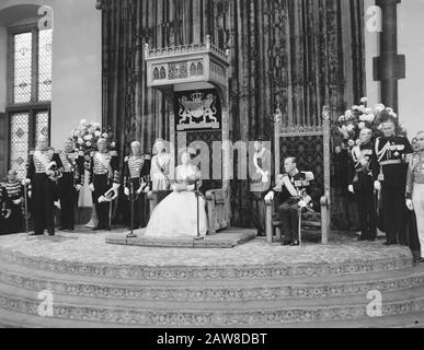 Journée du budget 1957 Avec la lecture du discours ouvre la Reine Juliana des Etats généraux. À Son Prince Bernhard Date: 17 Septembre 1957 Lieu: La Haye, Hollande-Méridionale Mots Clés: Discours Du Trône Personne Nom: Bernhard, Prince, Juliana, Queen Nom De L'Institution: Staten Generaal Banque D'Images