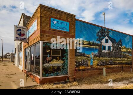 L'arrêt Unique de Charlotte avec les cadeaux Texas style, un magasin de détail le long de la route 66 à McLean, Texas, États-Unis [pas de libération de propriété; disponible pour les poux éditoriaux Banque D'Images