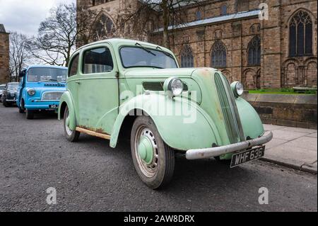 Années 1950 vintage transport automobile, voiture classique, ancienne Ford Populaire 103E berline 2 portes ces voitures ont été produites de 1953 à 1959 et communes au début des années 1960 Banque D'Images