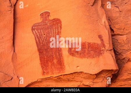 Figure couronnée Pictographe, anthropomorphe de style Barrière Canyon, alcôve de roche près de la zone de pique-nique de Hog Springs, route du Bicentenaire, plateau du Colorado, Utah Banque D'Images