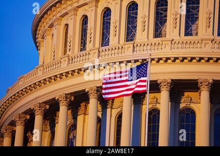 Drapeau américain au-dessus du Capitole des États-Unis maison du Congrès des États-Unis sur National Mall à Washington, D.C. Banque D'Images