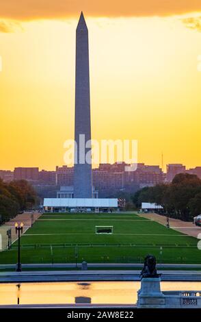 George Washington Monument obélisque à commémorer à D.C. USA sur le coucher du soleil jaune Banque D'Images