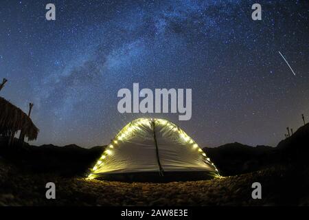 Milky Way au-dessus de la tente la nuit dans Blue Lagoon. Nuweiba. Sinaï Sud. Egypte Banque D'Images