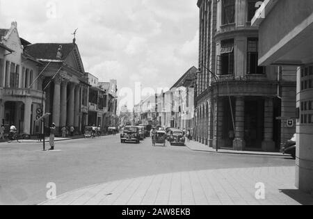 Enregistrements de ville Medan Medan, l'une des plus belles villes d'Indonésie. La clarté de cette ville peut être remarquable par rapport à de nombreuses villes européennes. La ville a beaucoup de beaux bâtiments et de beaux lieux naturels [Kesawan, le quartier commercial de Medan dans le premier bâtiment Juliana, immeuble de bureaux Harrison & gros Field] Annotation: Un policier de la circulation contrôle la circulation Date: Mars 1949 lieu: Indonésie, Medan, Hollandais East Indies, Sumatra Banque D'Images