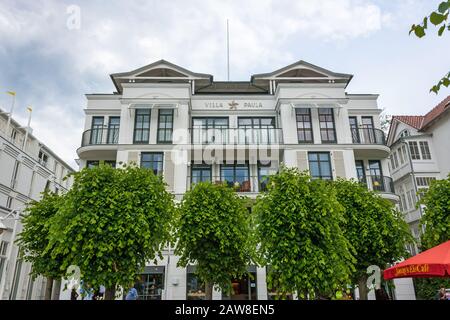 Sellin, Allemagne - 23 juin 2012: Wilhelmstrasse, la promenade de promenade, une attraction touristique célèbre avec des bâtiments historiques dans le style spa. Banque D'Images