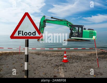 photo conceptuelle d'une route inondant en raison du changement climatique avec un panneau de signalisation en premier plan Banque D'Images