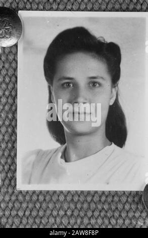 Headshot d'une jeune femme Annotation: Repro Negative Date: 1947 lieu: Indonésie Dutch East Indies Banque D'Images
