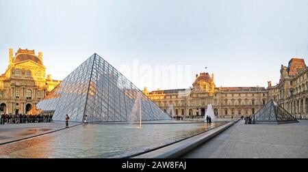 Paris, FRANCE, 24 décembre : le palais des rois s'ouvre à paris, france avec sa célèbre pyramide le 24 décembre 2012. Le Louvre est le plus grand musée De Par Banque D'Images