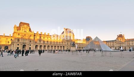 Paris, FRANCE, 24 décembre : le palais des rois s'ouvre à paris, france avec sa célèbre pyramide le 24 décembre 2012. Le Louvre est le plus grand musée De Par Banque D'Images