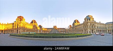 Paris, FRANCE, 24 décembre : panorama du palais des rois lucarne à paris, france avec sa célèbre pyramide le 24 décembre 2012. Le Louvre est le plus grand M Banque D'Images