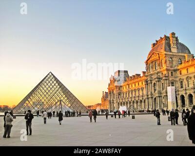 Paris, FRANCE, 24 décembre : le palais des rois s'ouvre à paris, france avec sa célèbre pyramide le 24 décembre 2012. Le Louvre est le plus grand musée De Par Banque D'Images