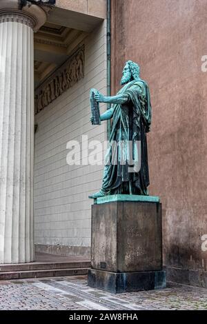 Statue De Moïse Par Le Sculpteur Herman Wilhelm Bissen À L'Extérieur De Vor Fue Kirke, Église Notre-Dame, Cathédrale De Copenhague, Danemark Banque D'Images