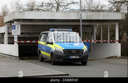 Rostock, Allemagne. 7 février 2020. Une voiture de police est garée devant un parking souterrain dans le quartier de Toitenwinkel. La police a mis un cordon devant l'entrée et la sortie. Un incendie dans le parking souterrain du 06.02.2020 a détruit plusieurs voitures, une fourgonnette et une moto, et d'autres véhicules ont été affectés par la fumée et la suie. Il fait l'objet d'une enquête sur la suspicion d'incendie criminel délibéré, avec des estimations initiales de dommages aux véhicules à eux seuls d'environ 100 000 euros. Crédit: Bernd Wüstneck/dpa-Zentralbild/ZB/dpa/Alay Live News Banque D'Images