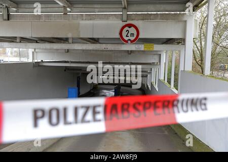 Rostock, Allemagne. 7 février 2020. La police a mis une bande protectrice devant l'entrée et la sortie d'un parking souterrain dans le quartier de Toitenwinkel. Un incendie dans le parking souterrain du 06.02.2020 a détruit plusieurs voitures, une fourgonnette et une moto, et d'autres véhicules ont été affectés par la fumée et la suie. Il fait l'objet d'une enquête sur la suspicion d'incendie criminel délibéré, avec des estimations initiales de dommages aux véhicules à eux seuls d'environ 100 000 euros. Crédit: Bernd Wüstneck/dpa-Zentralbild/ZB/dpa/Alay Live News Banque D'Images