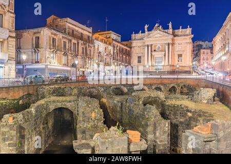 Catane - avril 2019, Sicile, Italie: Vue nocturne de l'amphithéâtre romain de Catane, ruines d'un ancien théâtre dans la célèbre ville sicilienne Banque D'Images