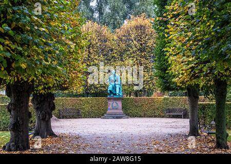 Sculpture en bronze de l'auteur Hans Christian Andersen par le sculpteur Aout Saabye à Kongens Ont en automne, King's Garden, Copenhague, Danemark Banque D'Images