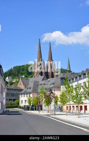 Marburg, Allemagne, vue sur le nouveau quartier des étudiants à l'intérieur du centre avec l'église Elisabeth en arrière-plan Banque D'Images