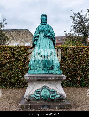 La statue de la reine Caroline Amalie est située à l'extrémité nord du jardin de roses des jardins royaux du château de Rosenborg, à Copenhague, au Danemark Banque D'Images