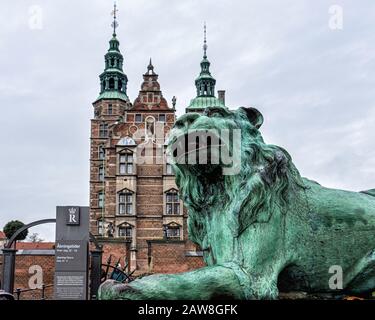 Hvilende loever, L'Un des Deux Lions Au Repos. Sculptures en bronze dans le jardin du roi au château de Rosenborg, Copenhague, Danemark Banque D'Images