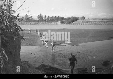 Patrouille 401ème Bataillon d'infanterie à Cheribon En patrouille près de Tandjong (région de Cheribon). Lors d'une action lourde, un potassium rend les chaussures très lourdes Date: Septembre 1949 lieu: Indonésie, Java, Hollandais East Indies Banque D'Images