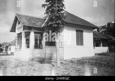 Patrouille 401ème Bataillon d'infanterie à Cheribon En patrouille près de Tandjong (région de Cheribon). [Pavillons Rusthuis Linggadjati?] Date: Septembre 1949 Lieu: Indonésie, Java, Hollandais East Indies Banque D'Images