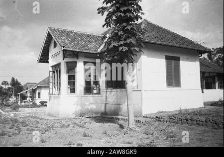 Patrouille 401ème Bataillon d'infanterie à Cheribon En patrouille près de Tandjong (région de Cheribon). [Pavillons Rusthuis Linggadjati?] Date: Septembre 1949 Lieu: Indonésie, Java, Hollandais East Indies Banque D'Images