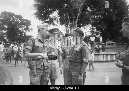 Apurement Wonosobo [transfert de la zone de patrouille à l'INT] [consultation entre les officiers néerlandais et les observateurs étrangers] Date : 18 octobre 1949 lieu : Indonésie, Java , Antilles néerlandaises de l'est, Wonosobo Banque D'Images