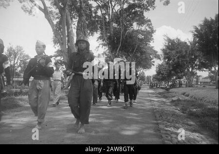 Déminage Wonosobo [transfert de la zone de patrouille à l'INT] [Armée de la République en uniformes différents] Date : le 18 octobre 1949 lieu : Indonésie, Java , Antilles orientales néerlandaises, Wonosobo Banque D'Images