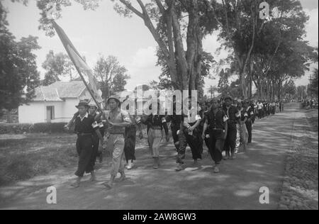 Déminage Wonosobo [transfert de la zone de patrouille de l'INT] [unités militaires de la République marchant derrière un porteur de drapeau] Annotation: De nombreux soldats ou combattants sont pieds nus date: 18 octobre 1949 lieu: Indonésie, Java, Antilles néerlandaises de l'est, Wonosobo Banque D'Images