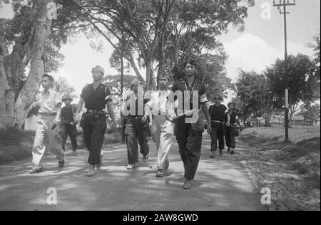 Déminage Wonosobo [transfert de la zone de patrouille à l'INT] [Armée de la République en uniformes différents] Date : le 18 octobre 1949 lieu : Indonésie, Java , Antilles orientales néerlandaises, Wonosobo Banque D'Images