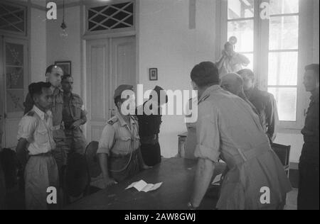 Apurement Wonosobo [transfert de la zone de patrouille au TNI] Dialogue entre les officiers indonésiens et néerlandais Annotation: Dans la fenêtre est un photographe indonésien avec une caméra Date : 18 octobre 1949 lieu: Indonésie, Java, Pays-Bas East Indies, Wonosobo Banque D'Images