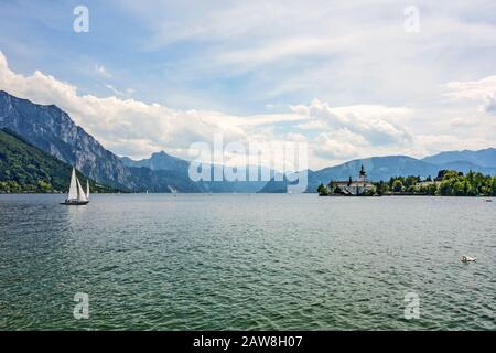 Schloss Ort, château de Gmunden, Autriche, Europe au lac Traunsee - vue du centre-ville, promenade Banque D'Images