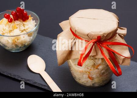 Chou fermenté maison avec carotte dans un bol en verre et bol. Salade végétalienne. Le plat est riche en vitamine U. la nourriture est excellente pour la bonne santé. Banque D'Images