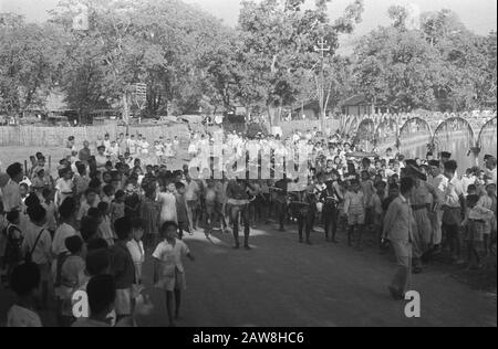 Queen Festival à Dadapajam [hommes et garçons vêtus et taillés? Comme Dayaks? Au Cours D'Un Défilé] Date: 31 Août 1948 Lieu: Dadapajam, Indonésie, Java, Pays-Bas East Indies Banque D'Images