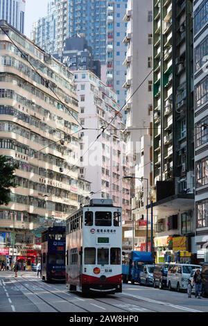 Tramway de Hong Kong - trams dans le quartier central, utilisés comme transports en commun, sur l'île de Hong Kong, en Asie de Hong Kong Banque D'Images