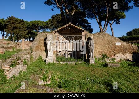 Rome. Italie. Ostia Antica. Campus du Magna Mater, Santuario di Attis (Sanctuaire d'Attis). L'entrée du sanctuaire est flanquée de deux demi-colonnes Banque D'Images