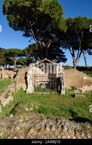 Rome. Italie. Ostia Antica. Campus du Magna Mater, Santuario di Attis (Sanctuaire d'Attis). L'entrée du sanctuaire est flanquée de deux demi-colonnes Banque D'Images