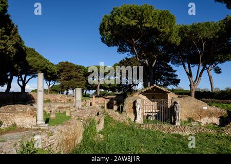 Rome. Italie. Ostia Antica. Campus du Magna Mater, Santuario di Attis (Sanctuaire d'Attis). L'entrée du sanctuaire est flanquée de deux demi-colonnes Banque D'Images