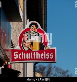 Berlin, ALLEMAGNE - 5 FÉVRIER 2020: Publicité: Vieux logo de la bière allemande Schultheiss À L'Extérieur À UN mur à Berlin, Allemagne Banque D'Images